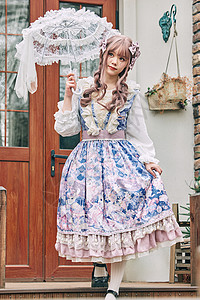 角色扮演游戏撑着伞提起裙边的法式洛丽塔coser背景