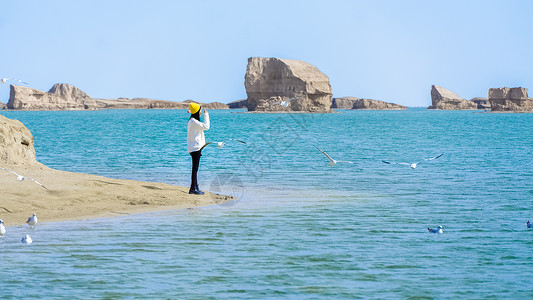 大素材网登陆水上雅丹女孩旅行背影背景