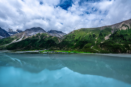 蓝天白云山脉下的湖水然乌湖景区高清图片素材