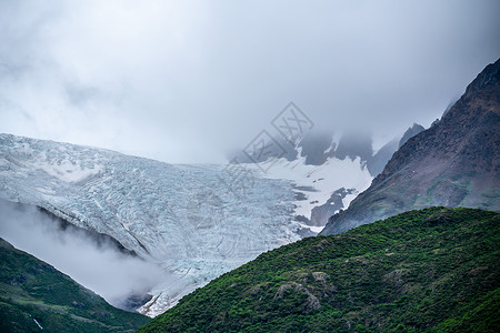 山脉中的冰川特写图片