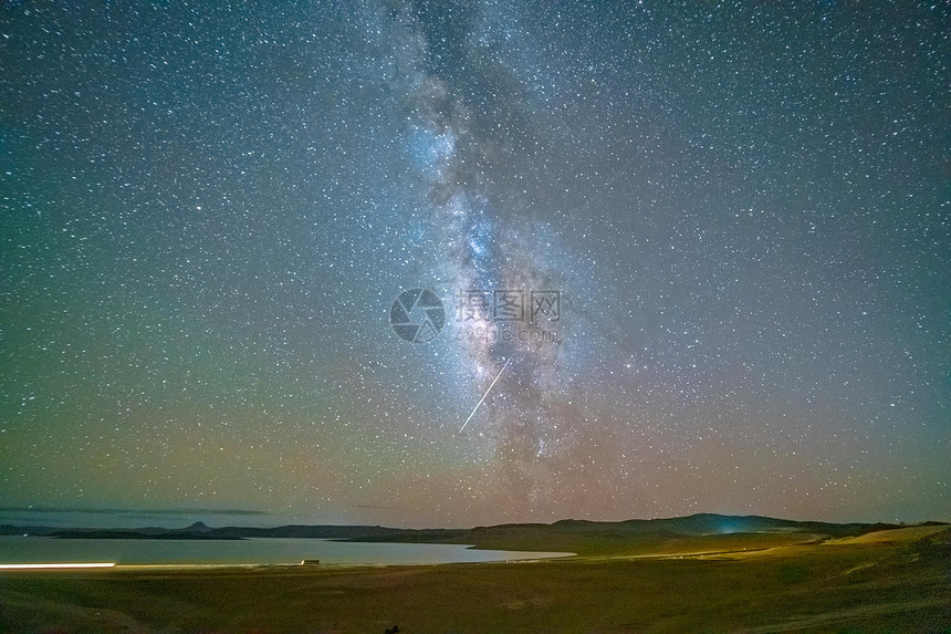 西藏阿里错鄂湖星空银河图片