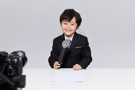 儿童节表演节目镜头前录制节目的小小记者背景
