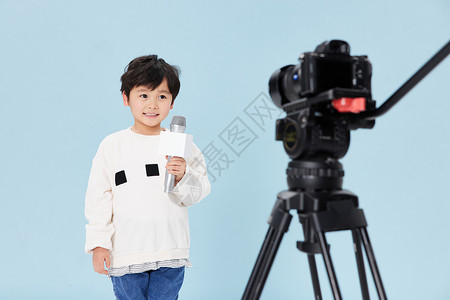 手拿话筒录制节目的小男孩高清图片