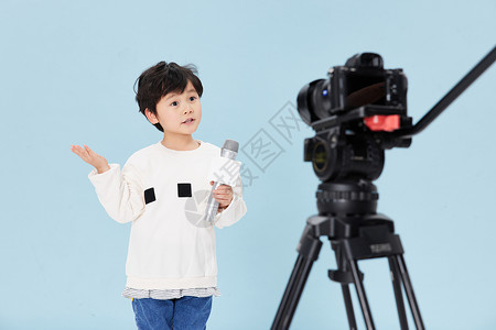 电视主持录制节目的小男孩背景