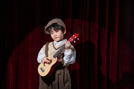 颁奖台素材舞台上表演尤克里里的小男孩背景