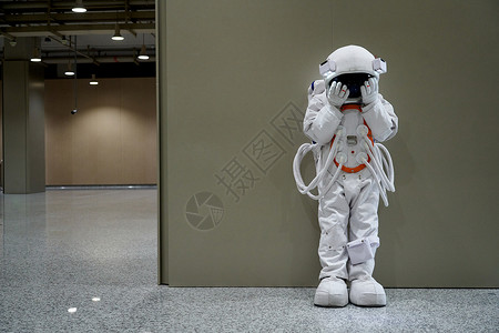 穿宇航服兔子穿宇航员的男性地铁里失落背景