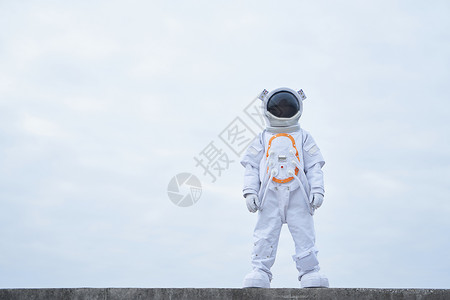 户外穿着宇航服的宇航员图片