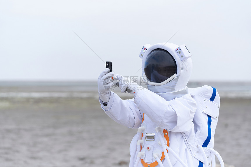 宇航员户外拿手机自拍图片