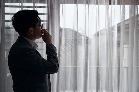 中年失业男性居家苦恼吸烟图片