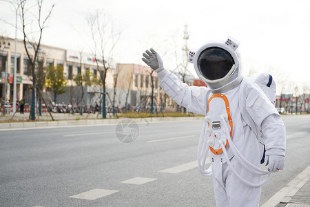 穿宇航服的男性招手图片
