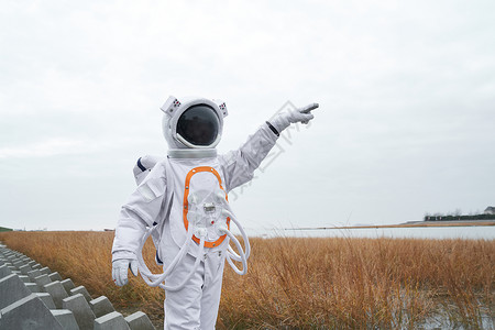 创意宇航员穿着宇航服的男性户外探索背景