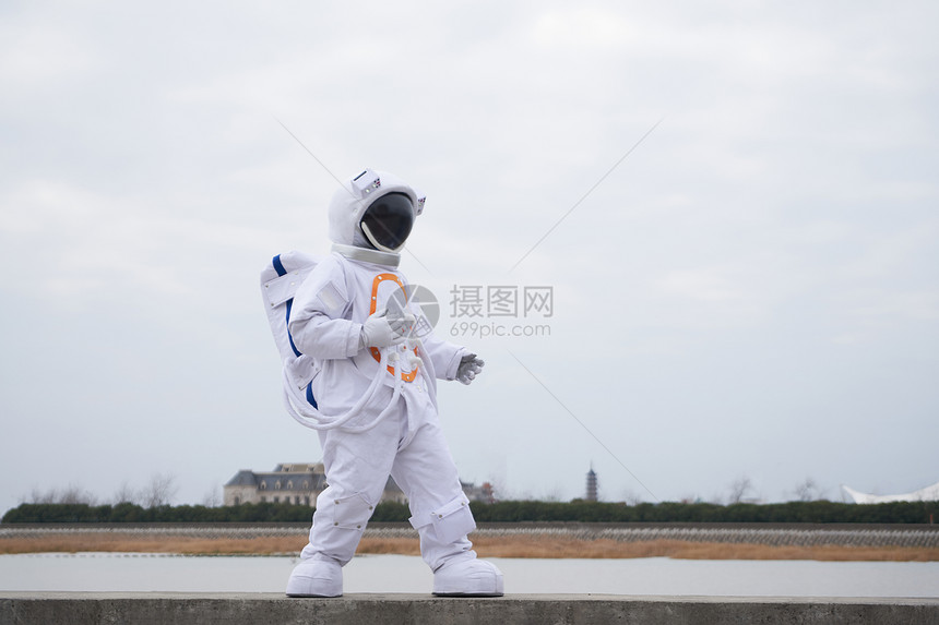 穿着宇航服的男性跳舞图片