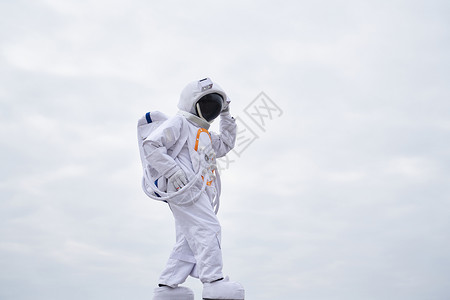 穿着宇航服空中漫步的男性图片
