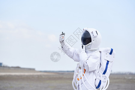 穿着宇航服的男性手机自拍图片