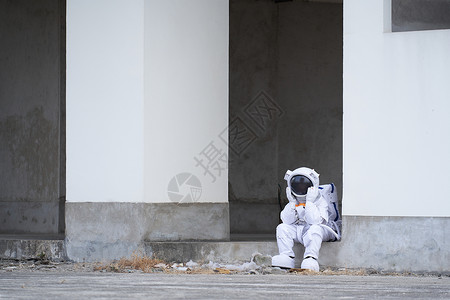废弃楼里穿着宇航服的男性背景