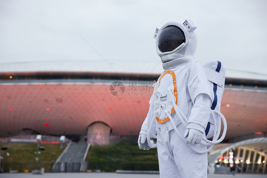 梅赛德斯中心穿着宇航服的男性图片