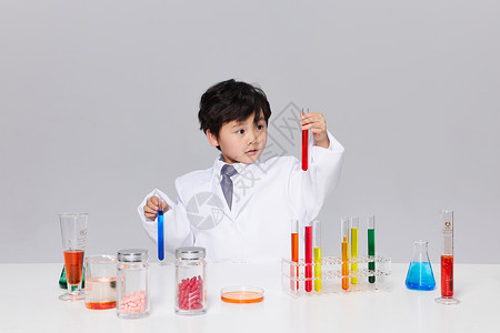 体验化学实验的小男孩高清图片
