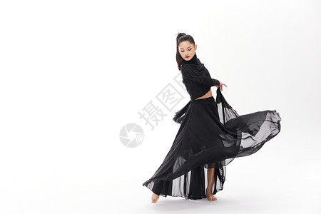 穿黑色纱裙翩翩起舞的女性舞者高清图片