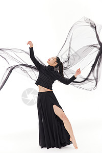 元素风穿着黑色纱裙起舞的女性背景
