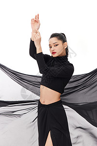 黑色纱裙女性舞者伸展手臂图片