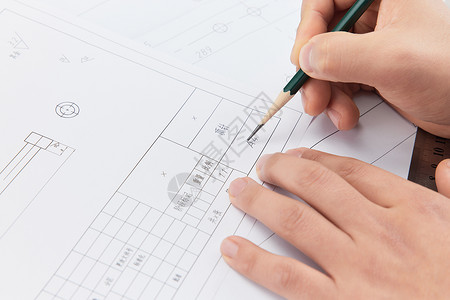 工程师用铅笔制作设计图纸特写图片