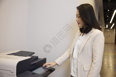使用打印机扫描的商务职业女性背景图片