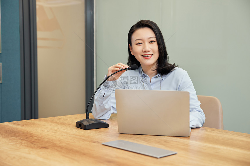 商务女性经营会议室里演讲图片