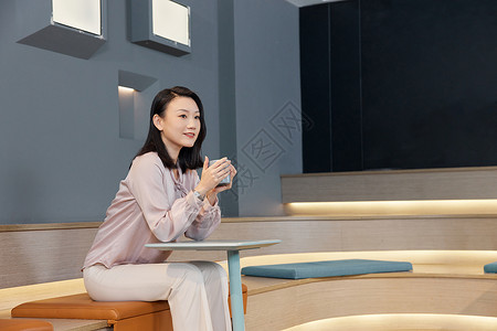 职业女性办公喝咖啡形象背景图片