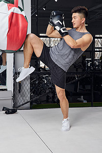 凯格尔运动男性拳击运动员用腿做出格挡姿势背景