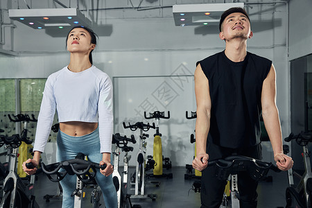 健身房动感单车训练前的热身运动背景图片