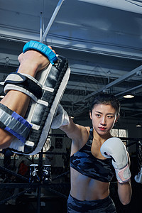 正在训练的女拳手形象背景图片