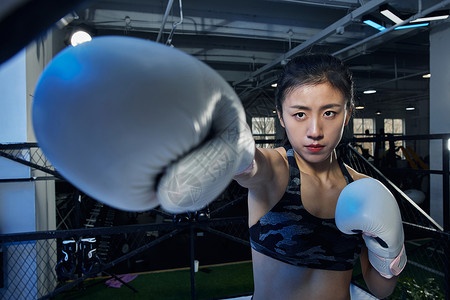 正在训练的女拳手背景图片