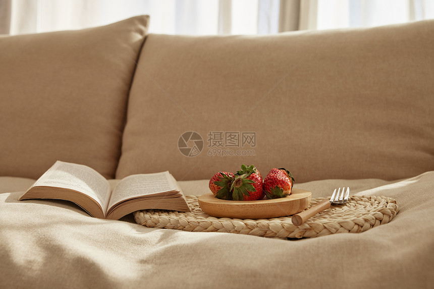 沙发上的草莓下午茶图片