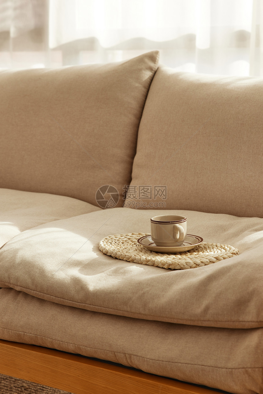 沙发上的咖啡图片