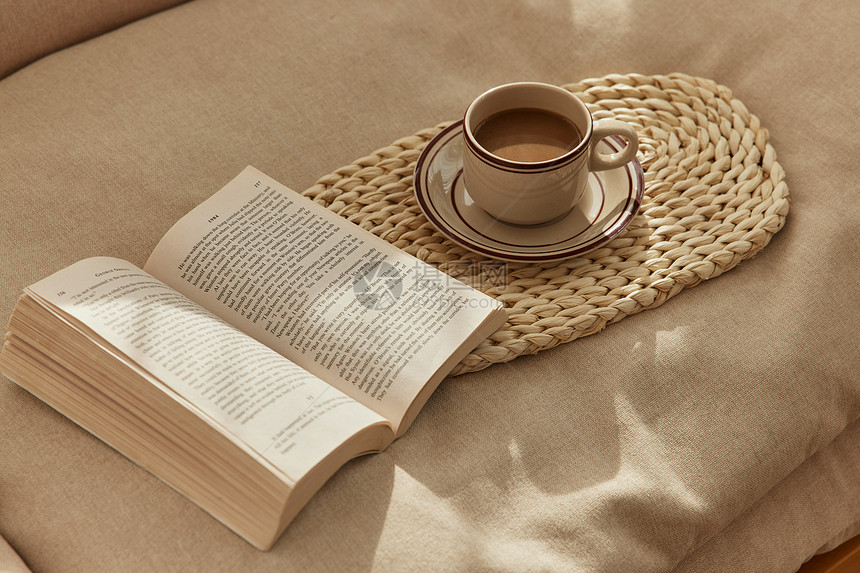沙发上的咖啡与书本图片