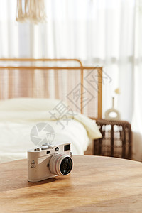 日式卧室桌上的相机图片