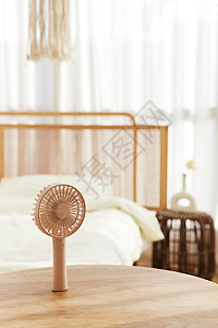卧室桌上的小电风扇背景图片