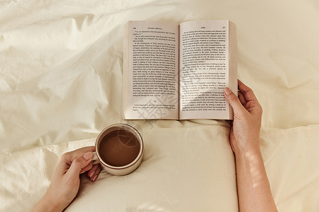 卧床看书喝咖啡的女性午后高清图片素材