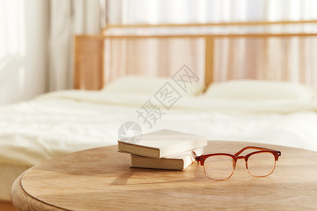 桌上的书籍和眼镜图片