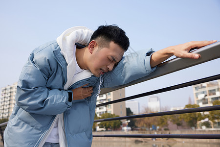 户外青年男性突发心脏疾病救命高清图片素材