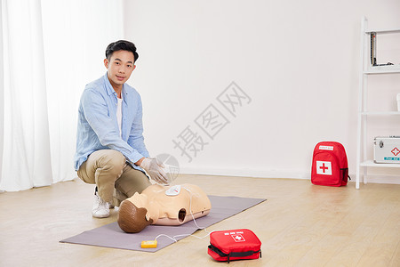 示范心脏急救教学的青年男医生图片
