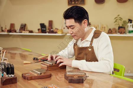 男礼仪卡素材男工匠手工制作拇指琴背景