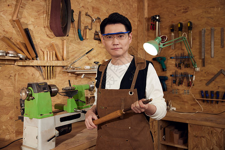 男性工匠手拿工具职业形象图片