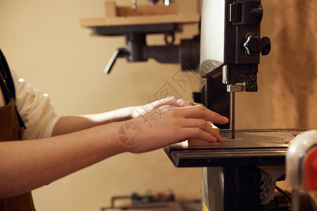 男性工匠使用切割木块手部特写高清图片