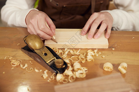 男性木匠打磨木块手部特写高清图片