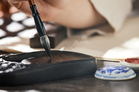 中国风书法用毛笔蘸墨特写高清图片