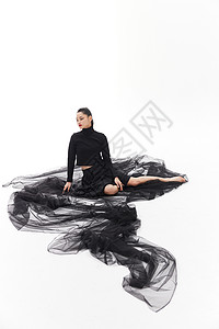 黑色纱裙坐在地上的水墨风美女背景