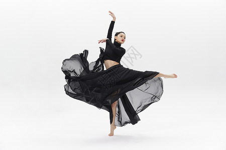 中国水墨风穿着黑色纱裙跳舞的舞者背景