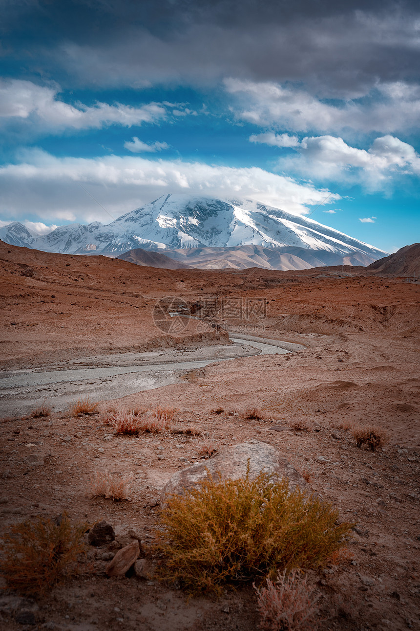 新疆帕米尔高原戈壁河慕士塔格峰雪山图片
