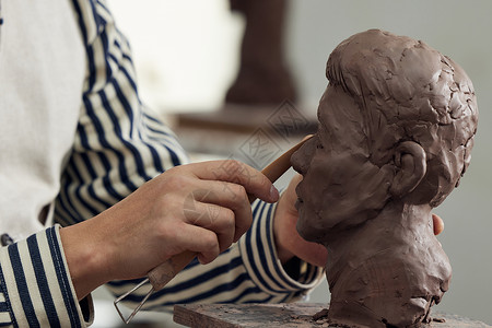 塑造雕刻作品的艺术家手部细节背景
